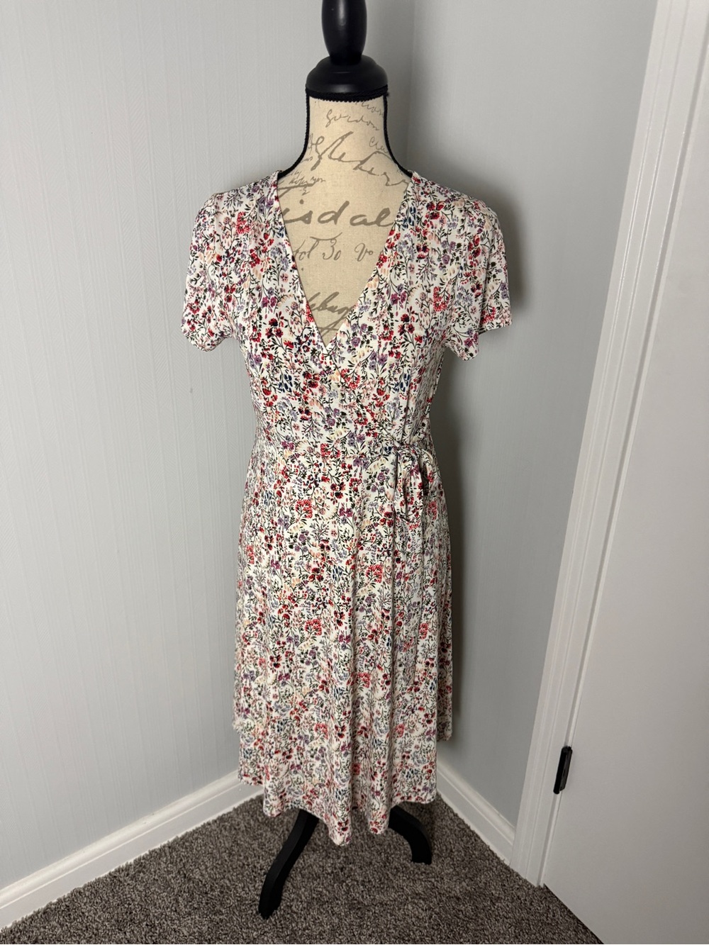 Kaileigh Floral Wrap Midi Dress in Cream and Red size small